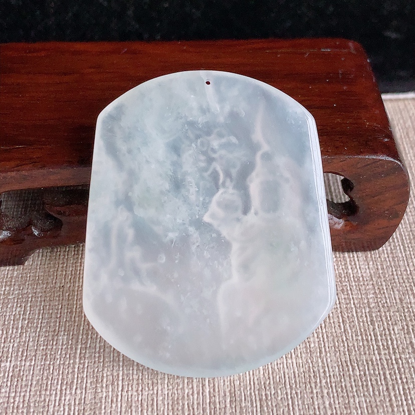 天然A货翡翠白冰白月光大势至菩萨吊坠 
尺寸52-42.6-5.2mm 重量22.96g 0328