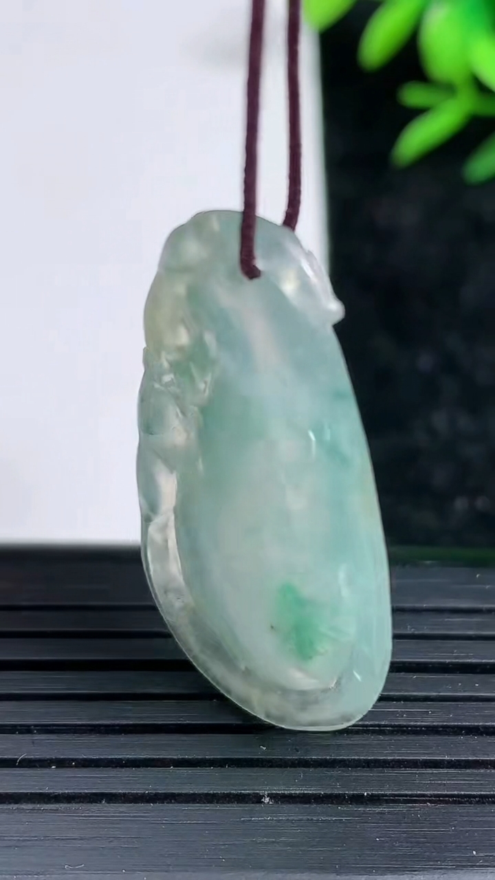 天然A货翡翠飘花福瓜吊坠，尺寸25.8-19.2-4.5，重:5.22g
3月29日