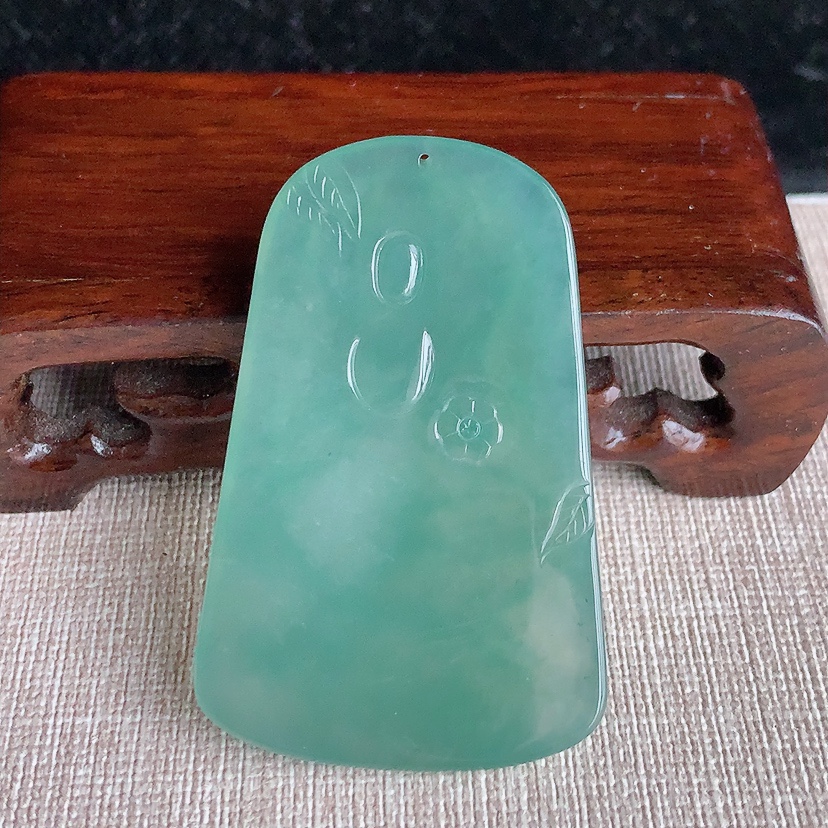 天然A货翡翠晴底虚空藏菩萨吊坠 
尺寸54.2-35-5.2mm 重量22.78g 0328