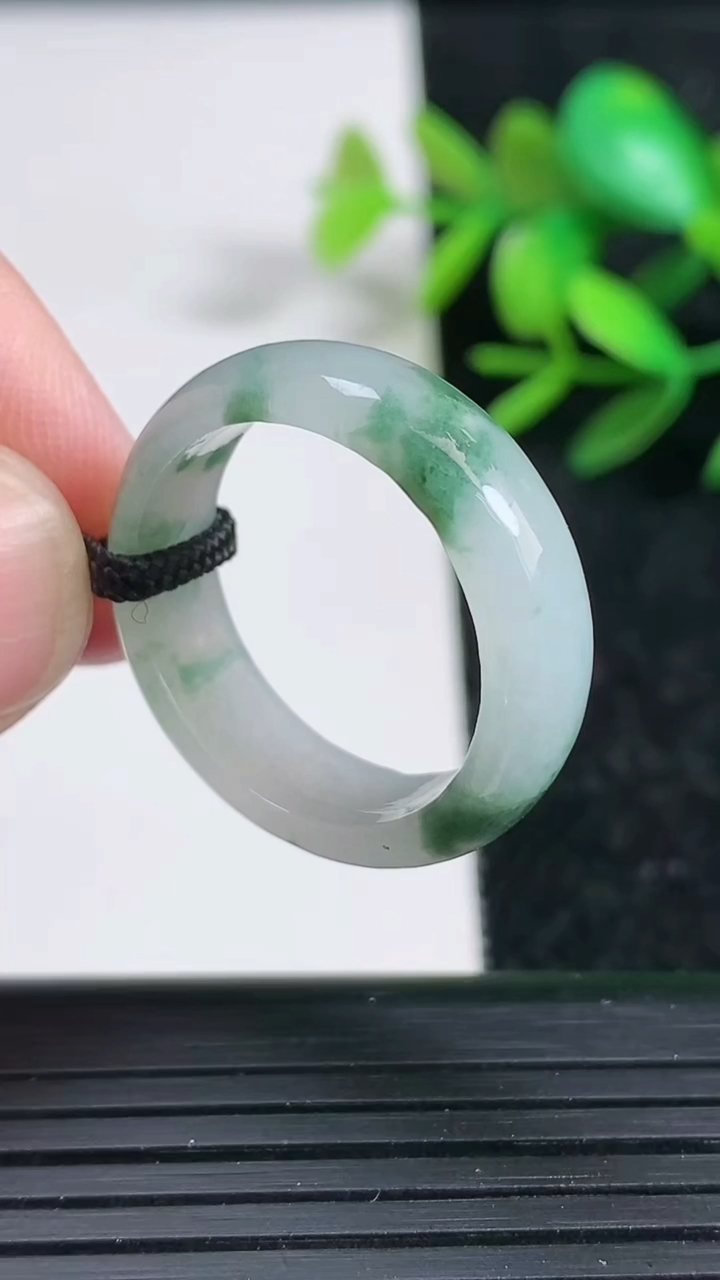 天然A货翡翠飘花指环戒指，尺寸20-7-3.5，重:4.43g2026年3月29日
工厂直销收藏佳品