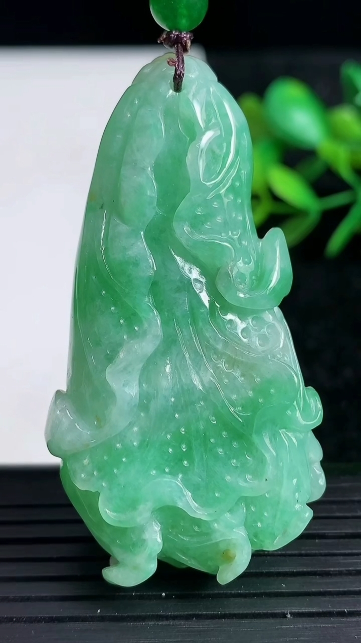 天然A货翡翠白菜吊坠，尺寸58-30.5-12.5，重:42.69g
3月29日