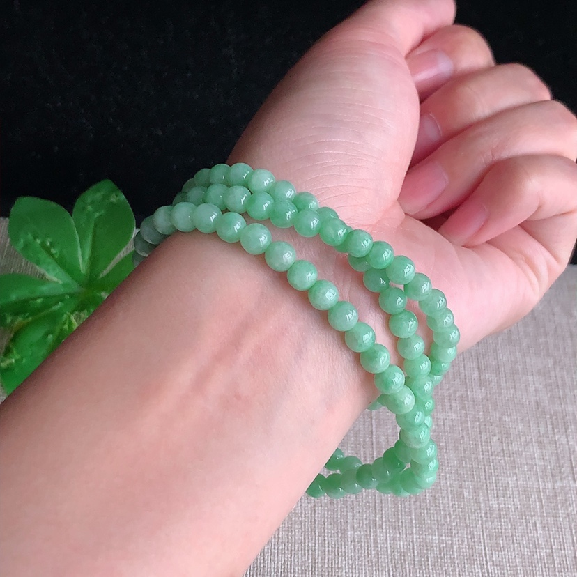 天然A货翡翠甜绿圆珠项链毛衣链116颗 
尺寸5mm 重量31.40g 0328