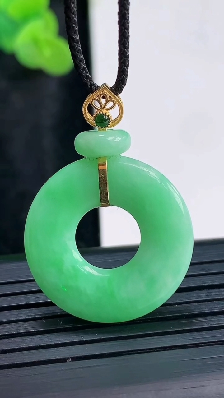 天然A货翡翠平安环吊坠，尺寸24-4重量:4.53g
3月29日