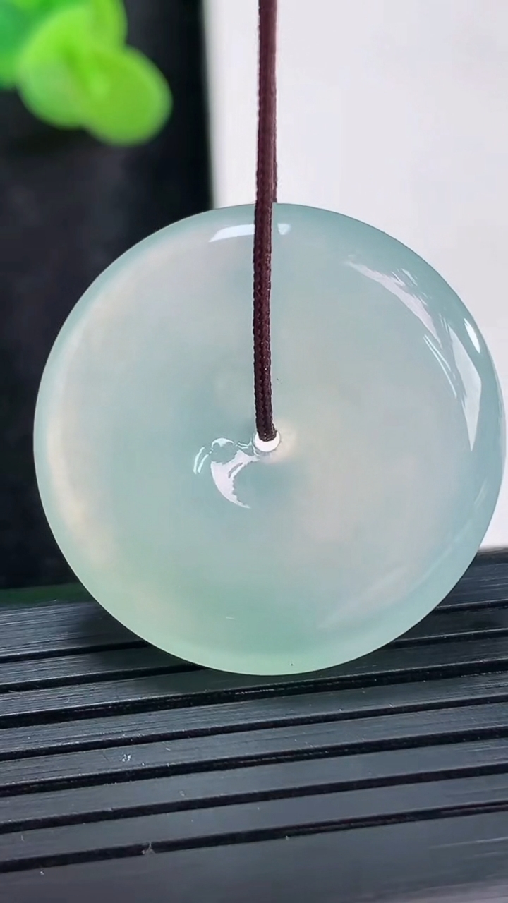 天然A货翡翠平安扣吊坠，尺寸29-6重量:10.40g
3月29日