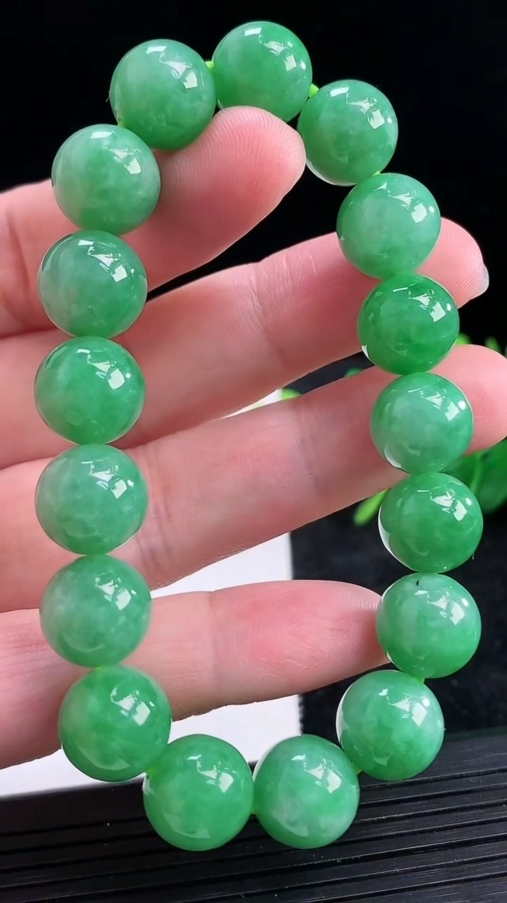 天然A货翡翠圆珠手串尺寸12重量:50.59g3月29日
工厂直销收藏佳品,种好水足，色泽均匀，有种有色，上手高大气！