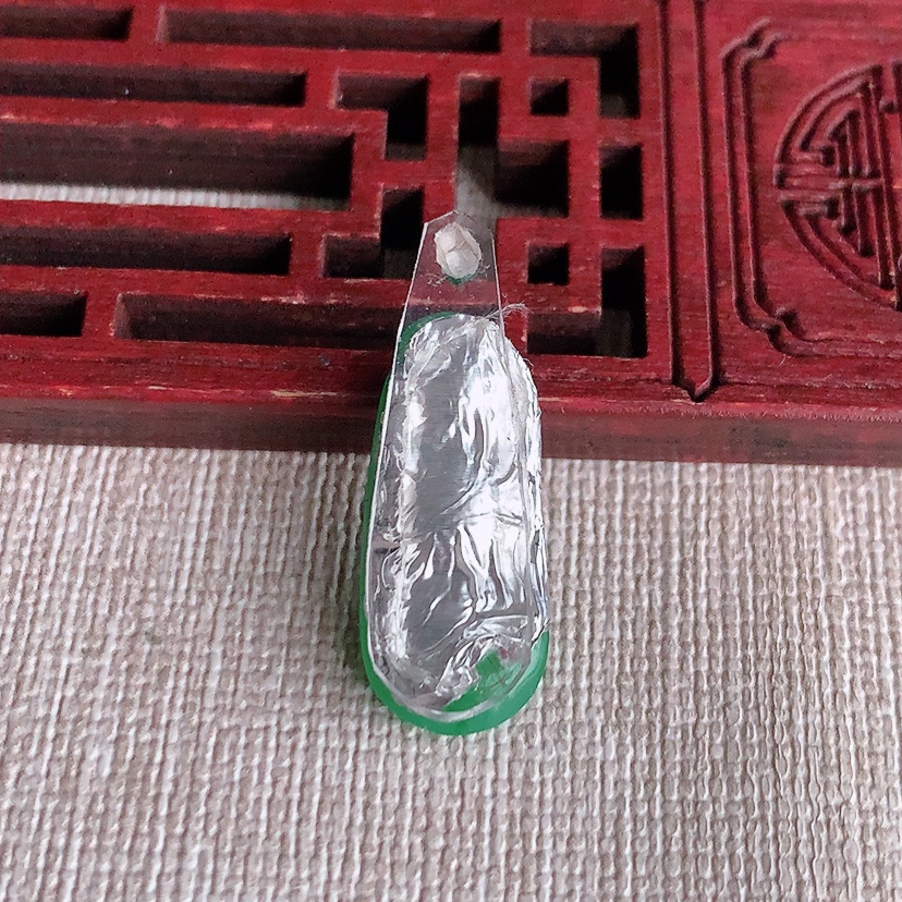天然A货翡翠满绿四季豆福豆平安豆镶嵌件 
尺寸22.7-10.3-5.2mm 重量2.30g 0328