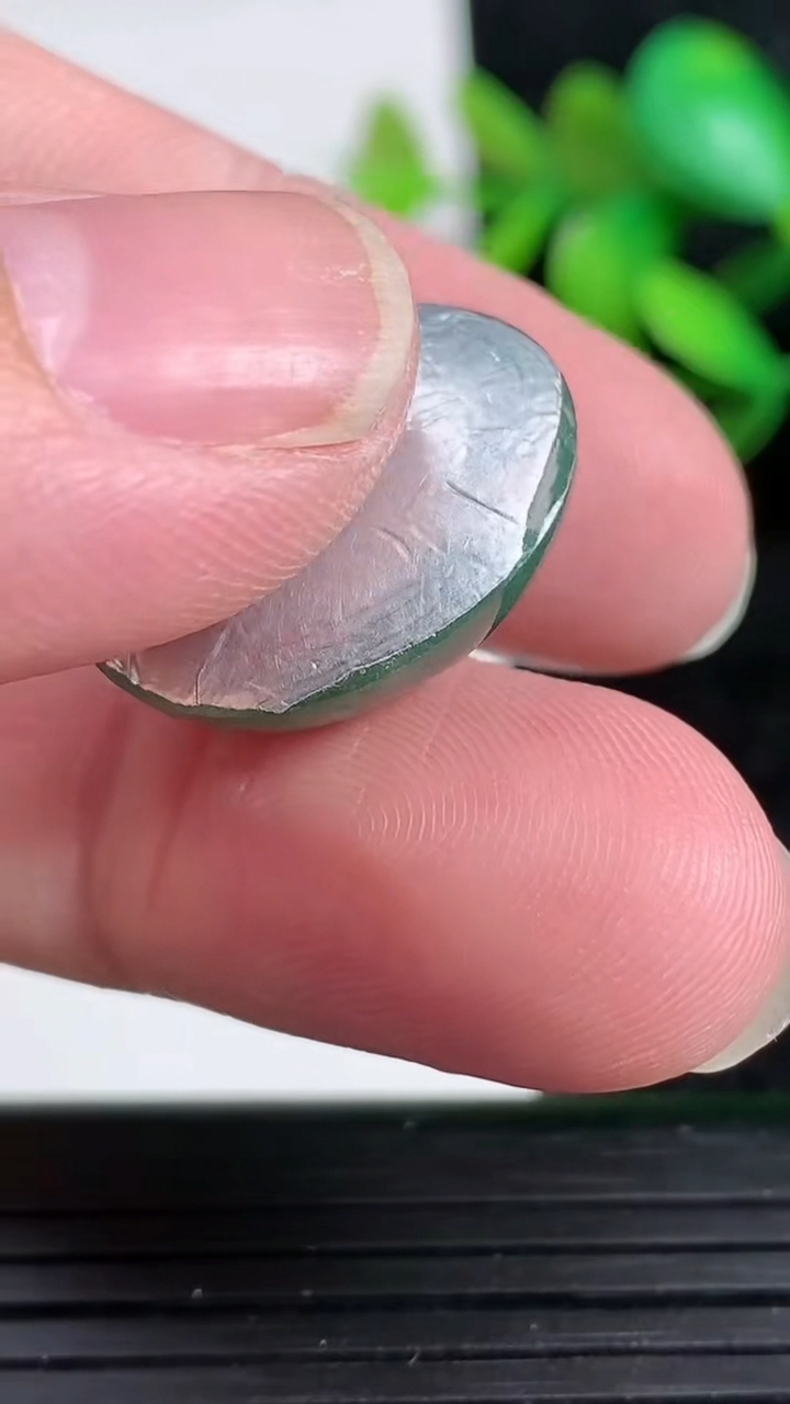 天然A货翡翠蛋面镶嵌件，尺寸21.2-18-10.5，重:6.25g
3月29日