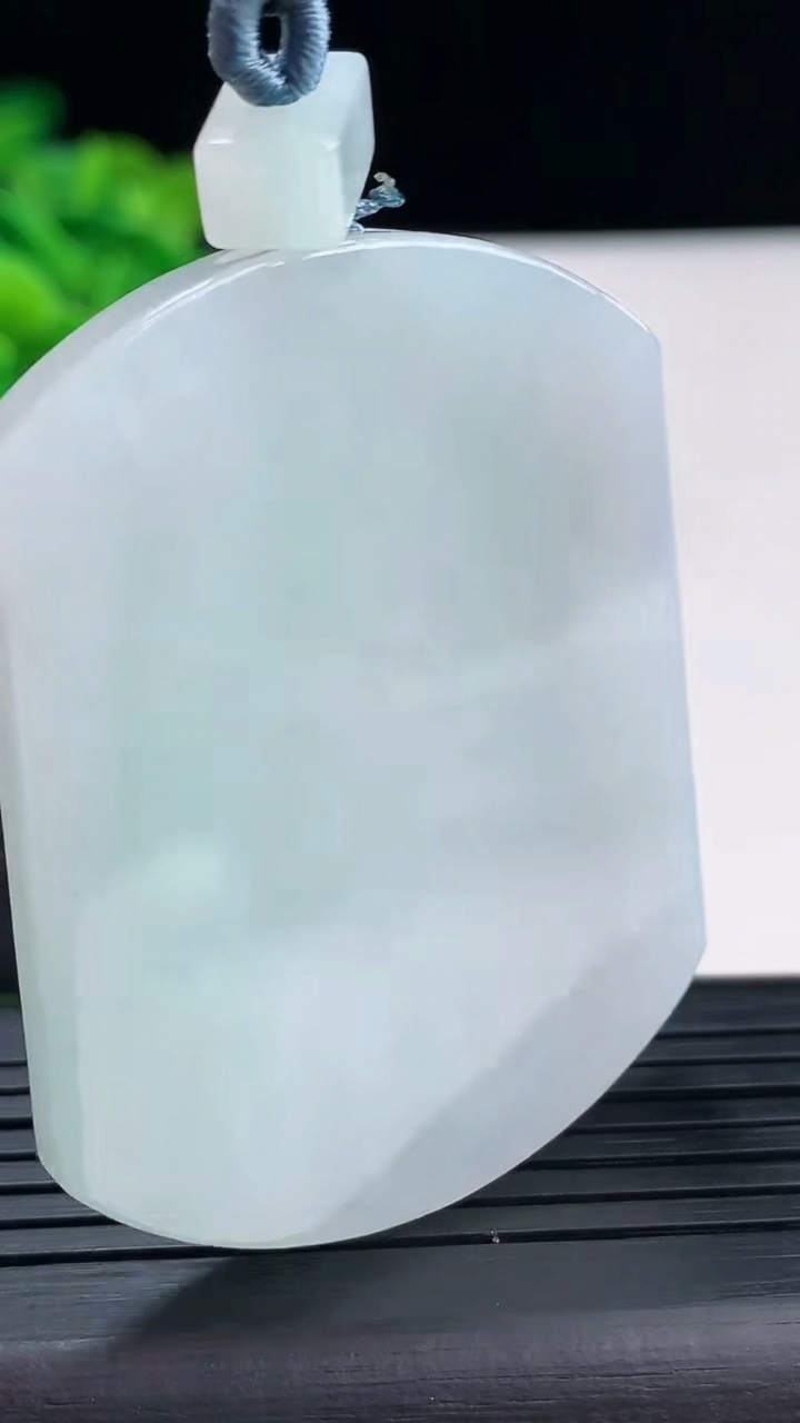 天然A货翡翠无事牌吊坠，尺寸52.5-40.5-5.2重量:34.05g
3月29日