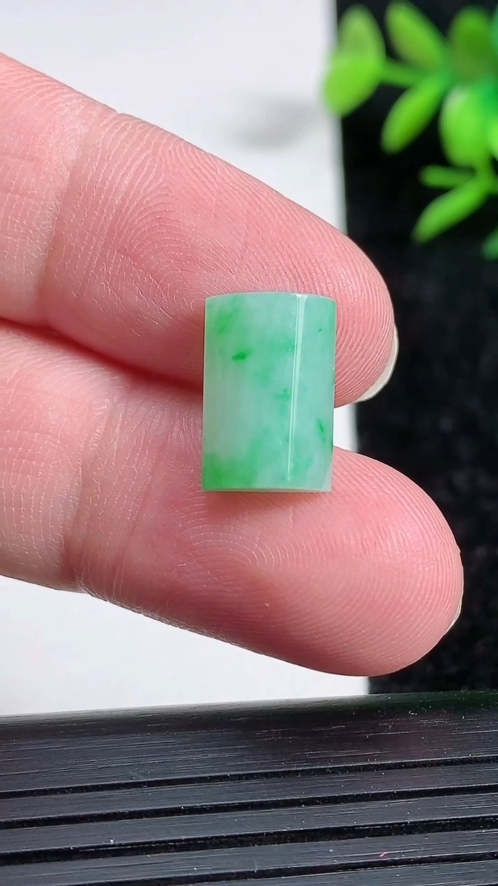 天然A货翡翠马鞍戒面，尺寸13.5-9-5.1，重:1.61g2026年3月29日
工厂直销收藏佳品