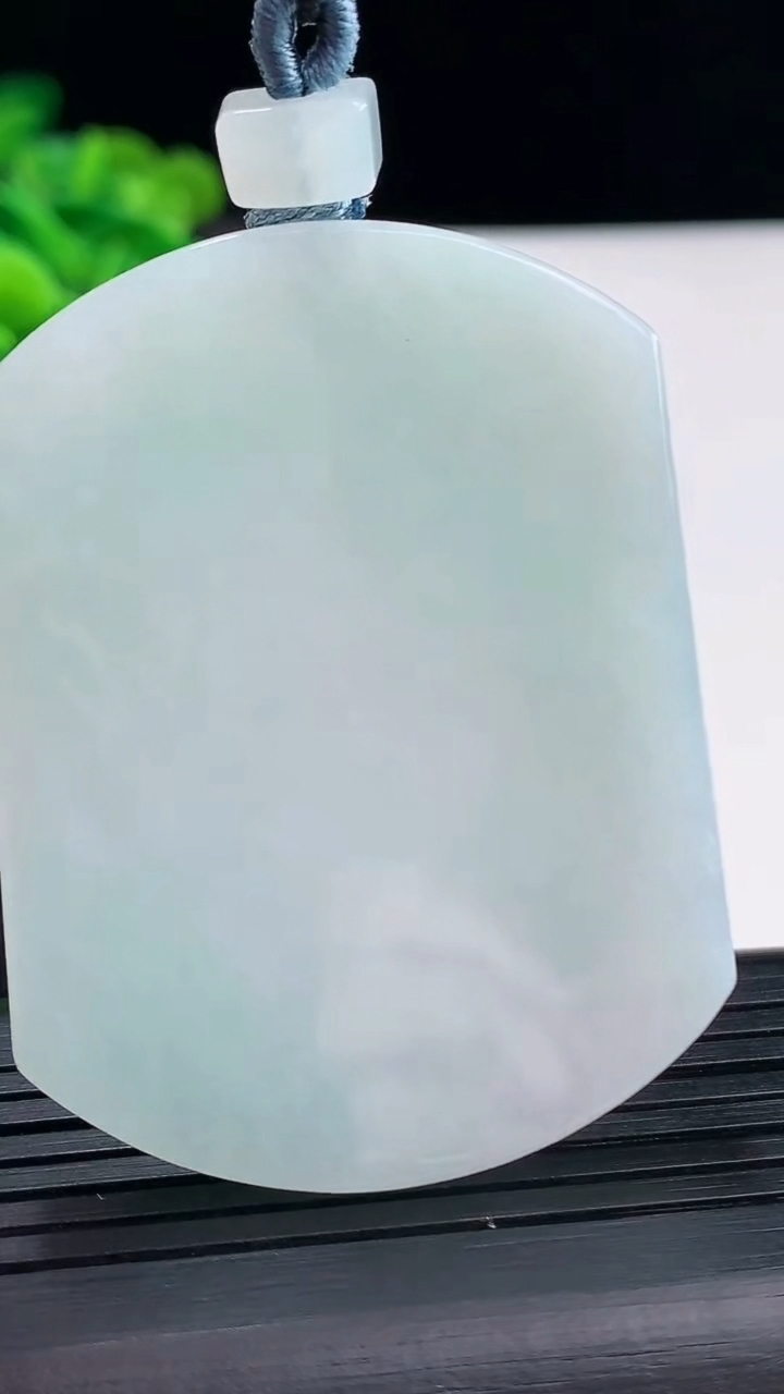 天然A货翡翠无事牌吊坠，尺寸53-40-5重量:33.33g
3月29日