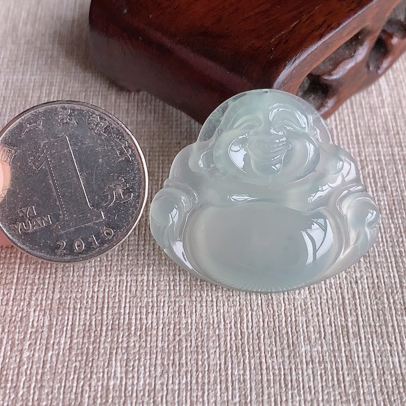 天然A货翡翠晴水佛公吊坠 
尺寸31.5-35.6-5.8mm 重量10.00g 0328