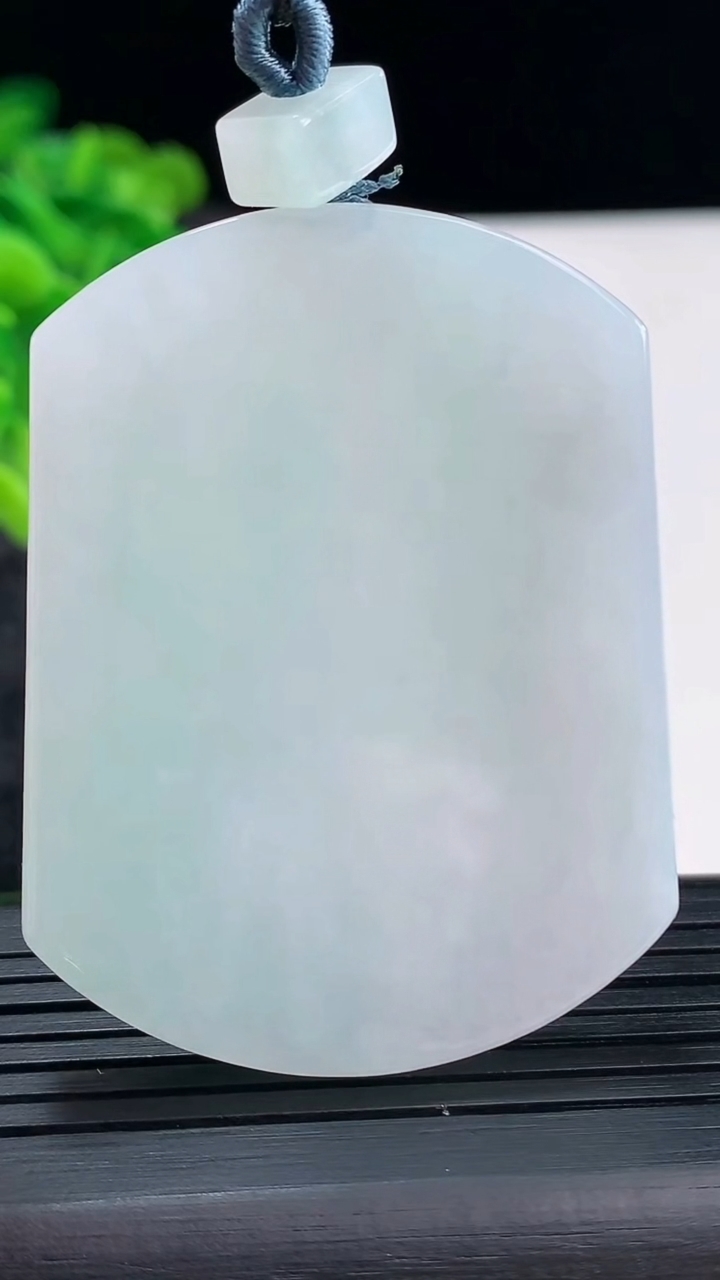 天然A货翡翠无事牌吊坠，尺寸52.5-40.5-5.2重量:34.05g
3月29日