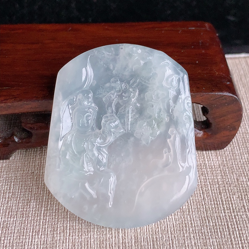 天然A货翡翠白冰白月光大势至菩萨吊坠 
尺寸52-42.6-5.2mm 重量22.96g 0328