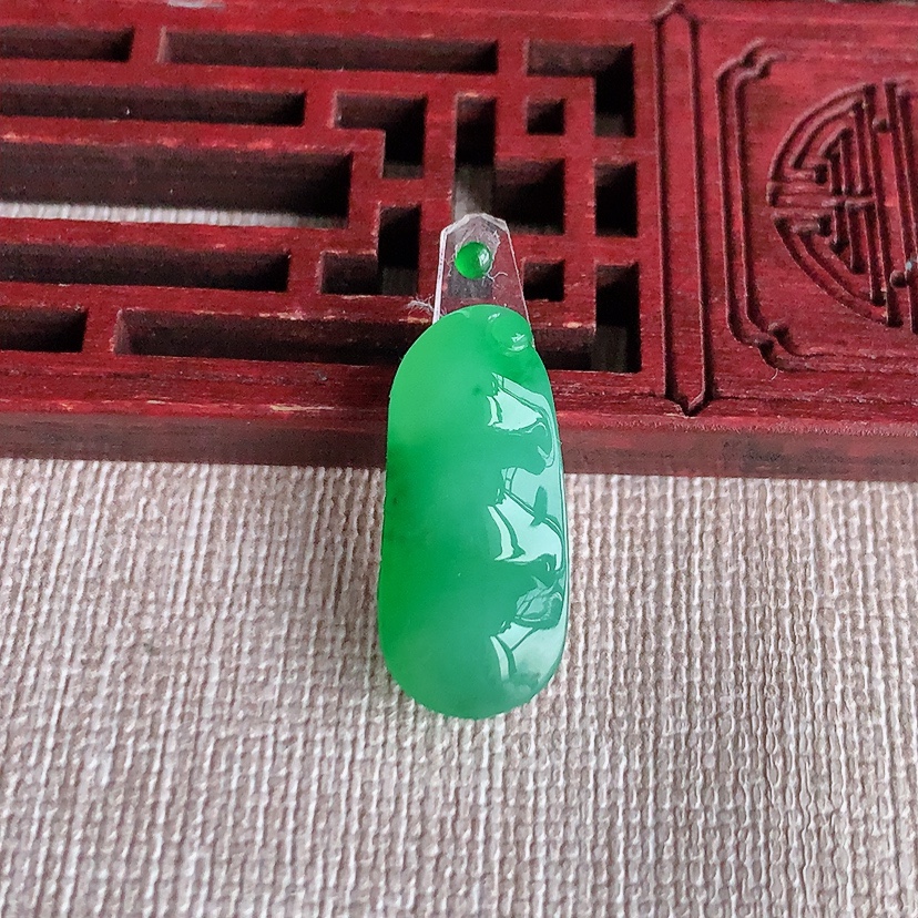 天然A货翡翠满绿四季豆福豆平安豆镶嵌件 
尺寸22.7-10.3-5.2mm 重量2.30g 0328