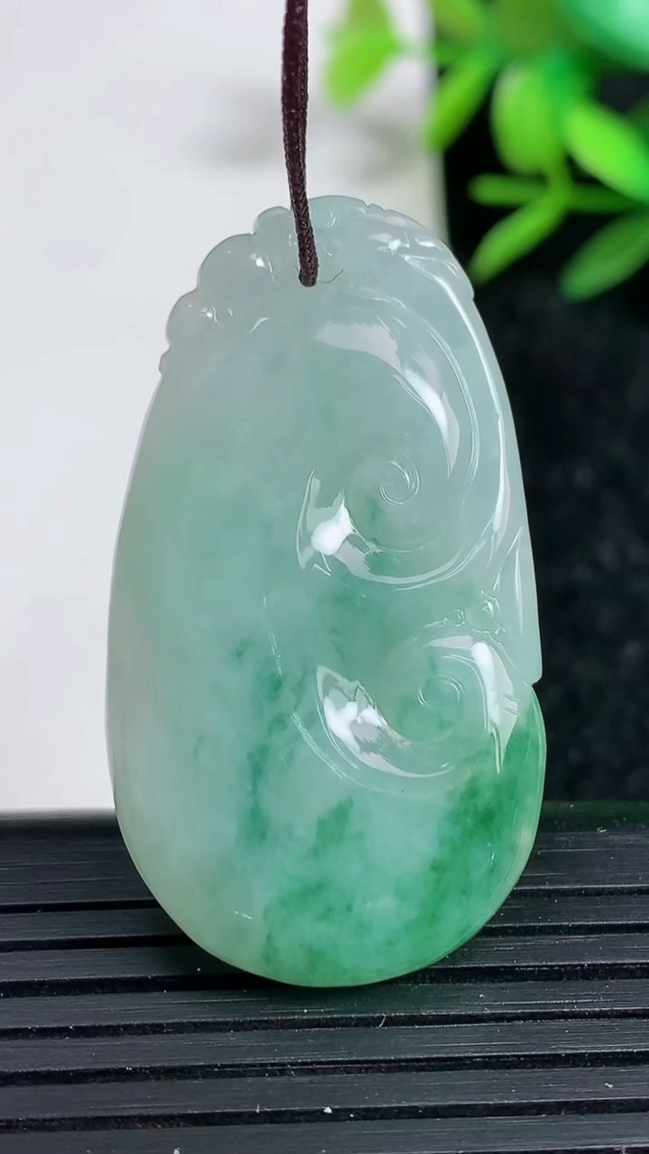 天然A货翡翠飘花如意吊坠，尺寸40.6-22.6-5.3，重:10.22g
3月29日