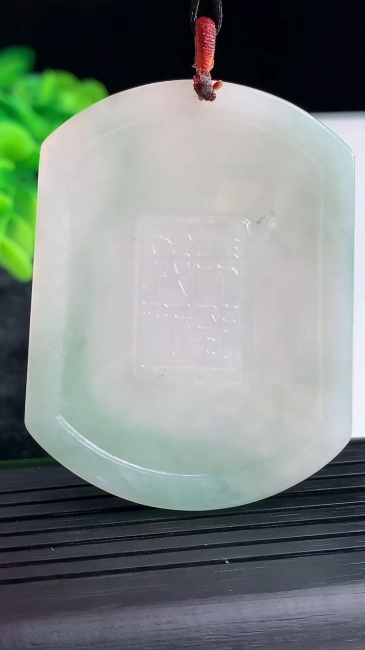 天然A货翡翠生肖马吊坠，尺寸55-43-5.5重量:29.03g
3月29日