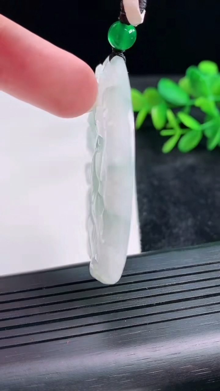 天然A货翡翠飘花千手观音菩萨吊坠，尺寸55-5.5重量:32.77g
3月29日