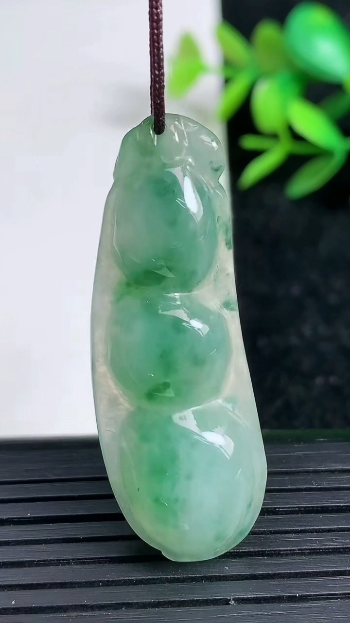 天然A货翡翠福豆吊坠，尺寸43.8-15.6-6.3，重:6.98g
3月29日