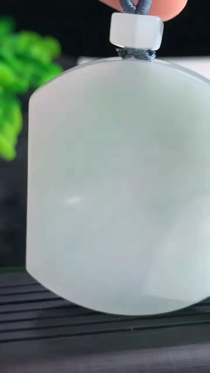 天然A货翡翠无事牌吊坠，尺寸53-40-5重量:33.33g
3月29日