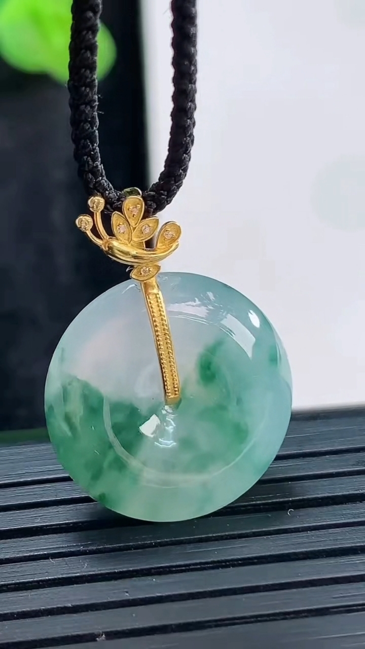 天然A货翡翠18k金飘花平安扣吊坠，尺寸19-5.8重量:4.30g
3月29日