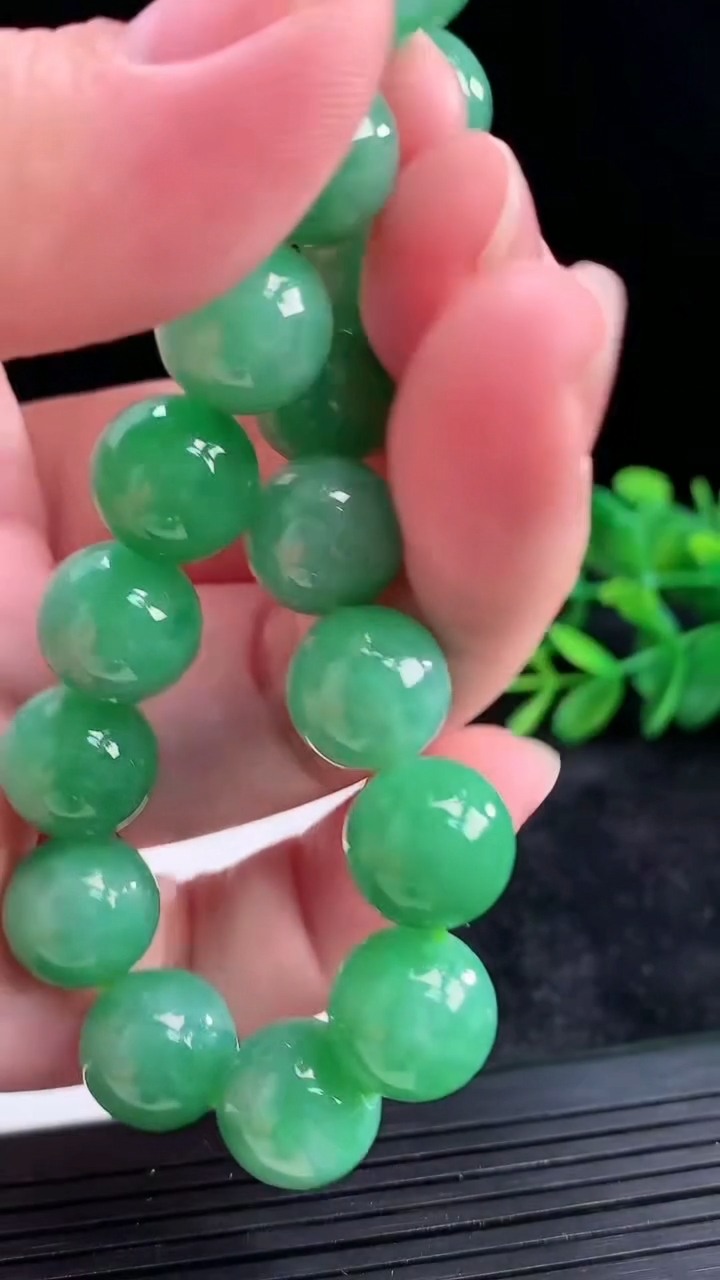 天然A货翡翠圆珠手串尺寸12重量:50.59g3月29日
工厂直销收藏佳品,种好水足，色泽均匀，有种有色，上手高大气！