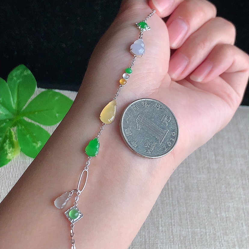 天然A货翡翠18K金镶嵌多彩葫芦手链 
尺寸8-6-3.3mm 重量2.60g 0328