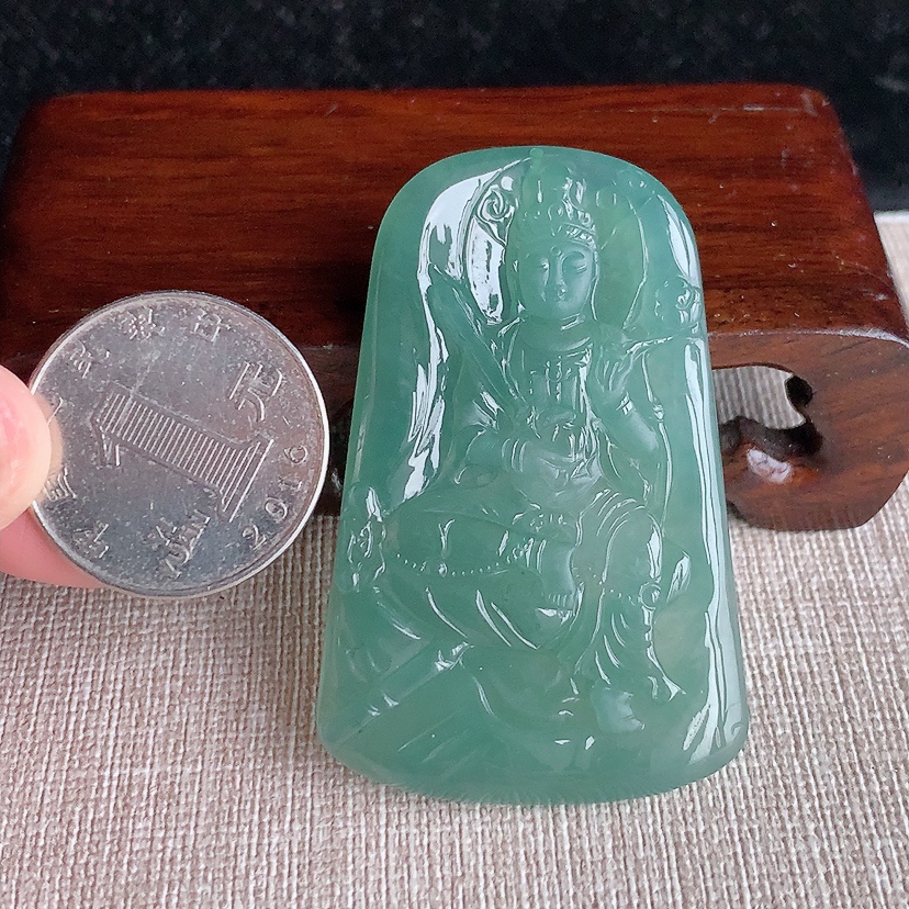 天然A货翡翠晴底虚空藏菩萨吊坠 
尺寸54.2-35-5.2mm 重量22.78g 0328