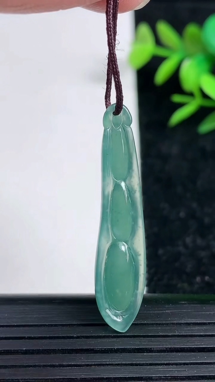 天然A货翡翠福豆吊坠，尺寸39-8.8-6.3，重:3.31g
3月29日