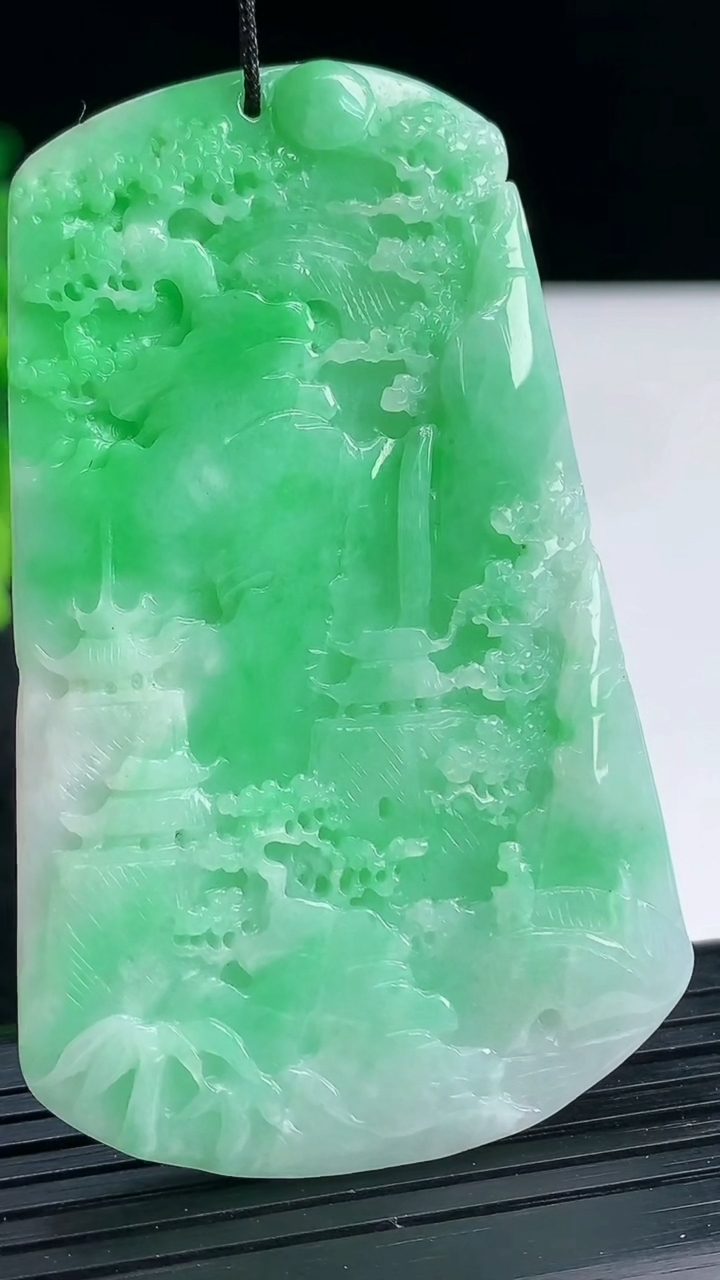 天然A货翡翠山水牌吊坠，尺寸66-41.6-4.8重量:27.74g
3月29日