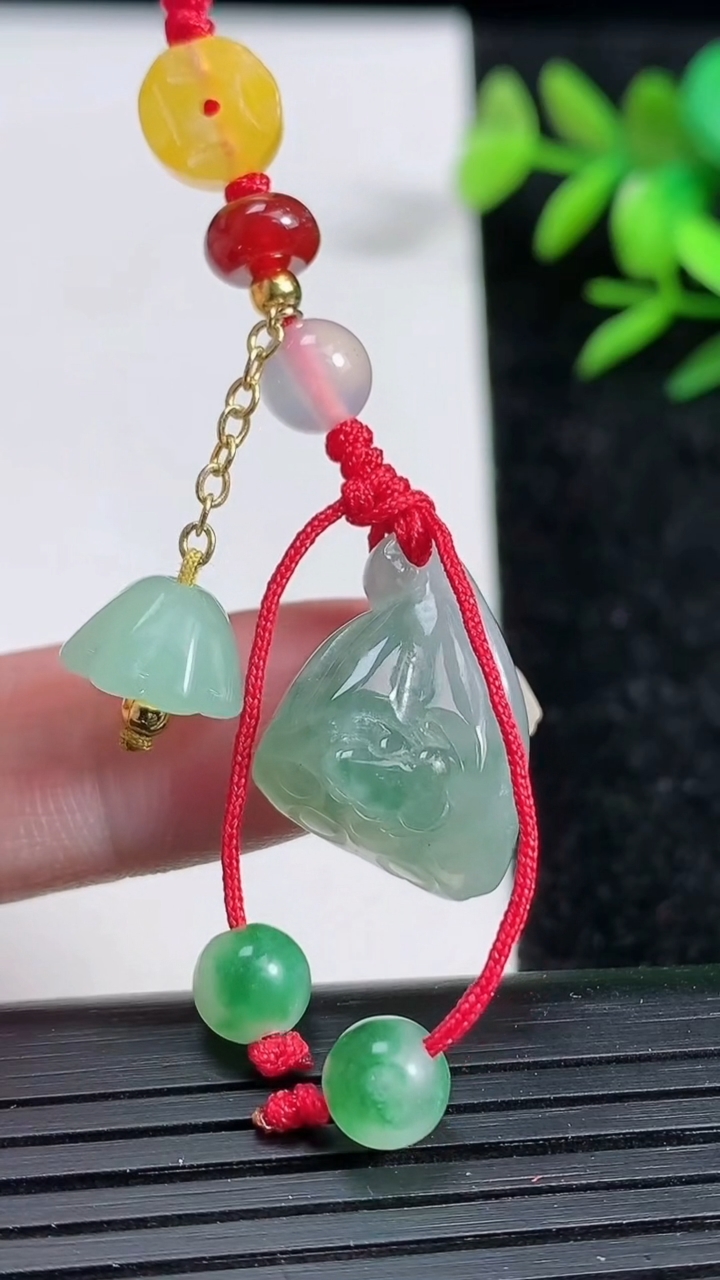 天然A货翡翠莲蓬吊坠，尺寸20.2-15.1-11，重:4.61g
3月29日