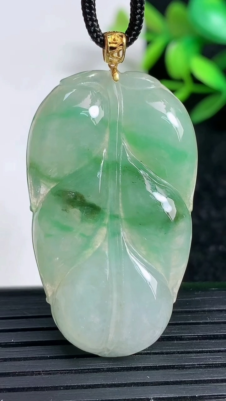 天然A货翡翠金枝玉叶 叶子吊坠，尺寸42-25.6-5.7，重:11.08g
3月29日