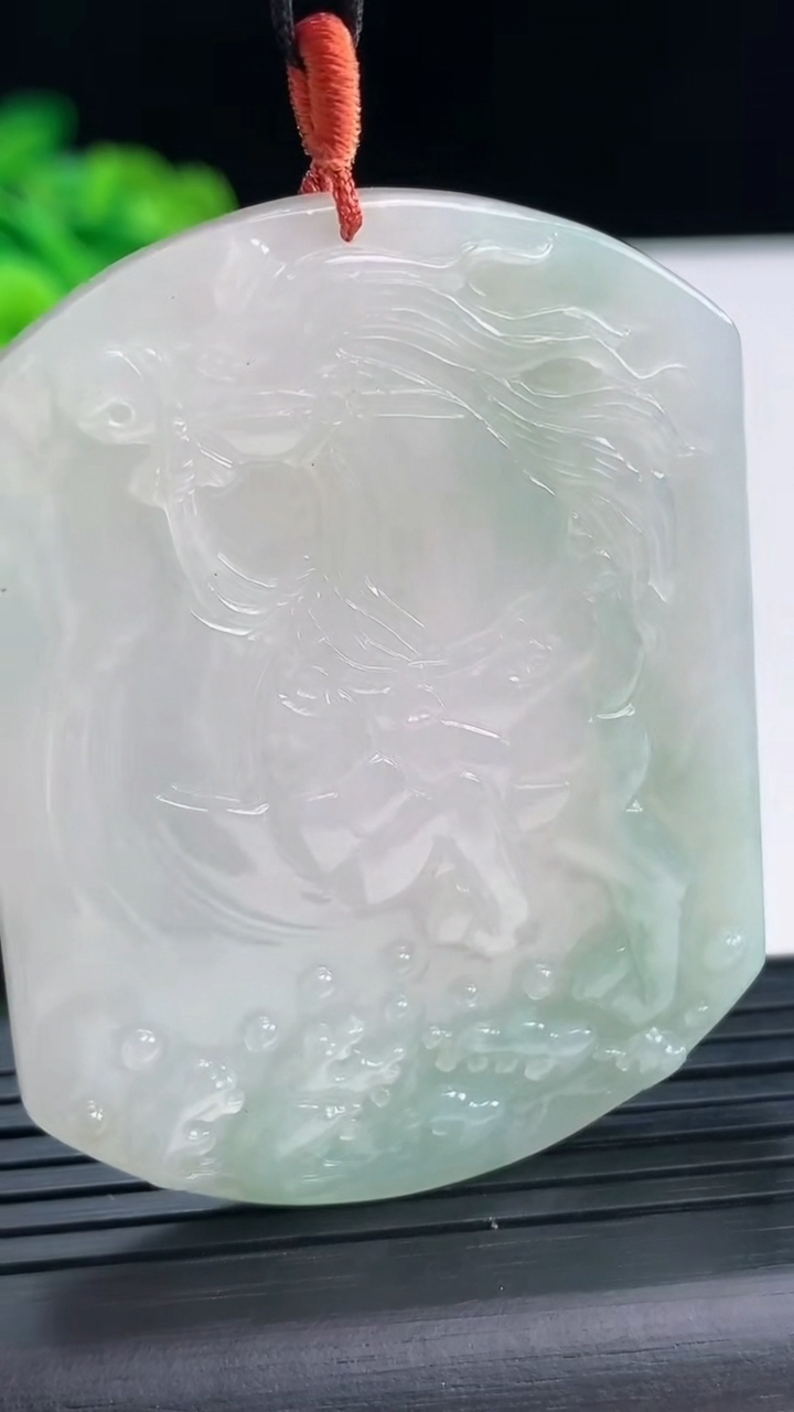 天然A货翡翠生肖马吊坠，尺寸55-43-5.5重量:29.03g
3月29日