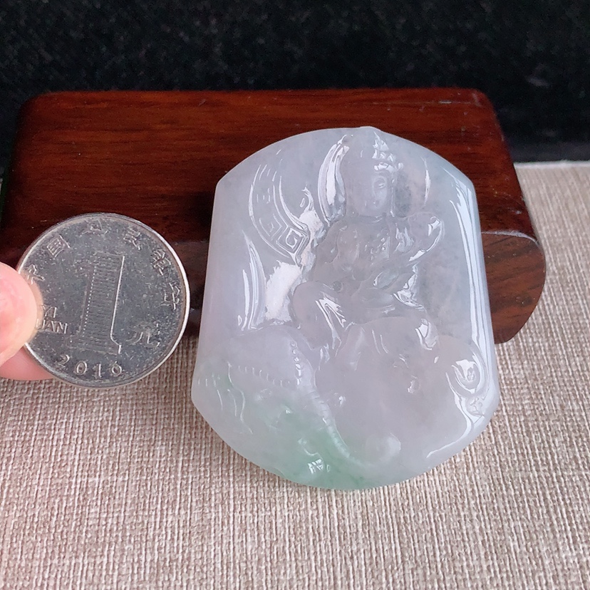 天然A货翡翠飘绿普贤菩萨吊坠 
尺寸52-44-5.3mm 重量28.12g 0328