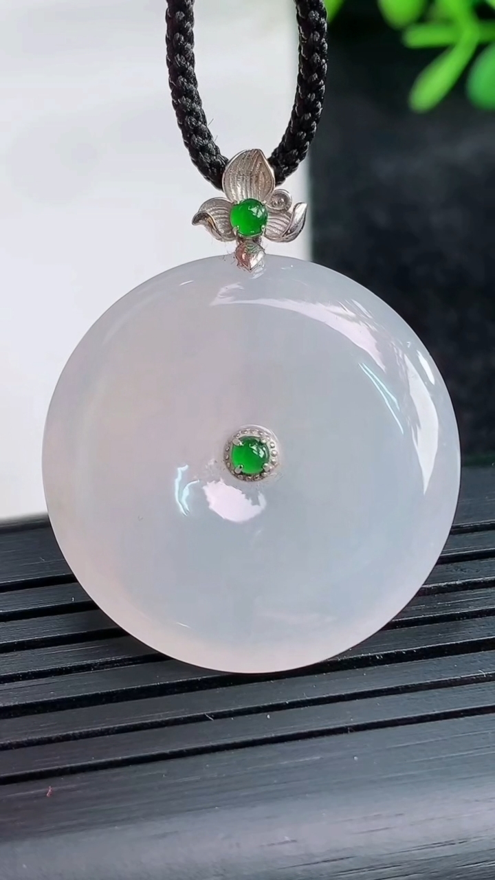 天然A货翡翠平安扣吊坠，尺寸28-6重量:9.50g
3月29日