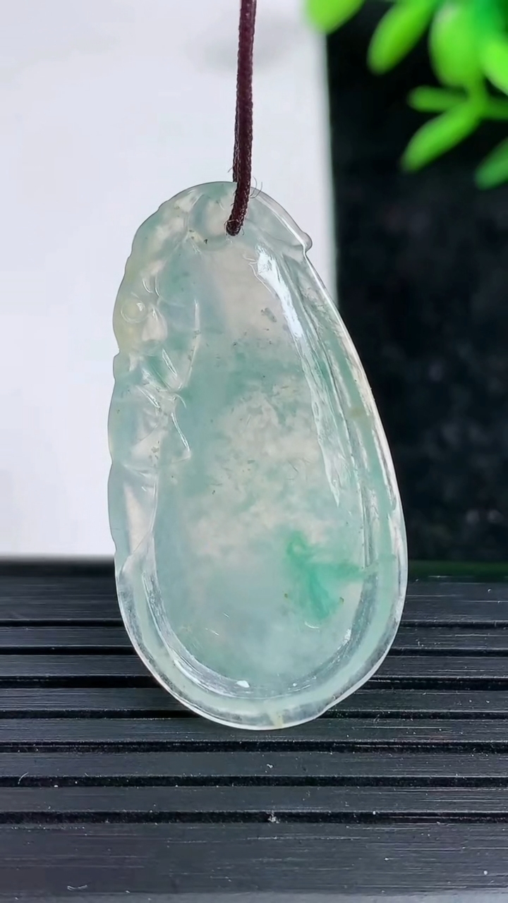 天然A货翡翠飘花福瓜吊坠，尺寸25.8-19.2-4.5，重:5.22g
3月29日