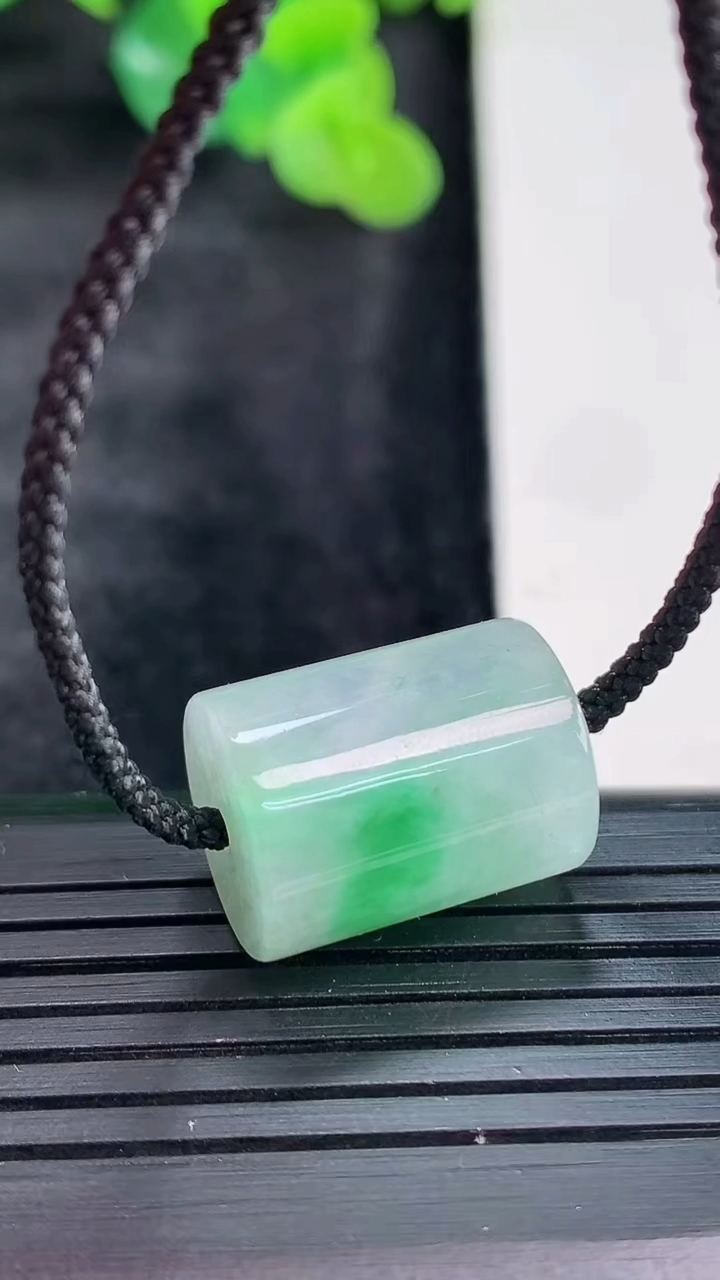 天然A货翡翠路路通吊坠，尺寸17.5-13.5重量:8.07g
3月29日