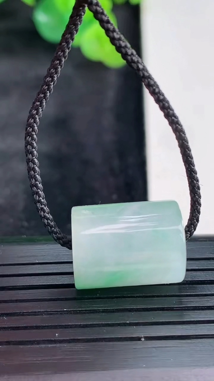 天然A货翡翠路路通吊坠，尺寸17.5-13.5重量:8.07g
3月29日