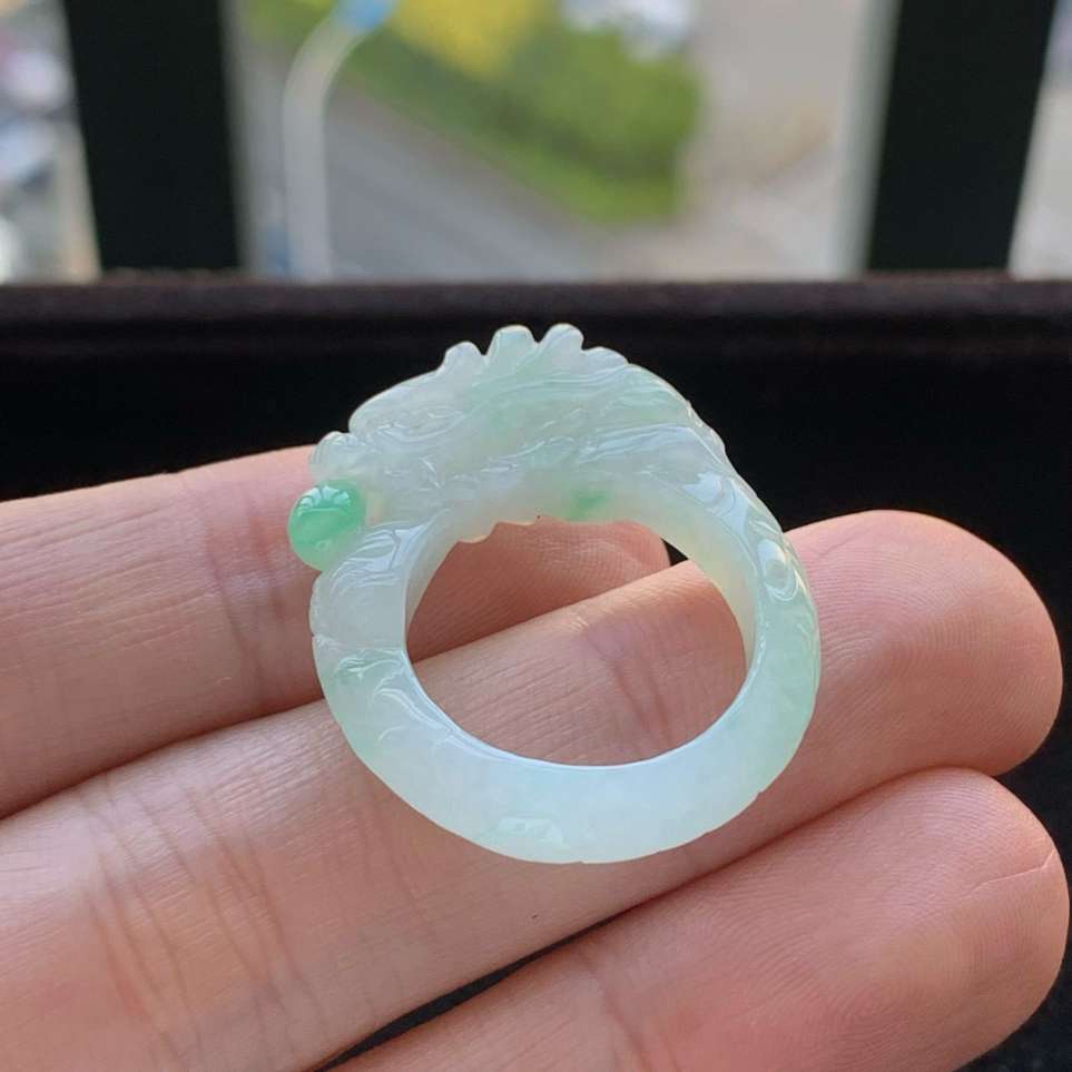 A货天然翡翠冰糯种飘绿龙头戒指17-18号重量6.00
3月29日