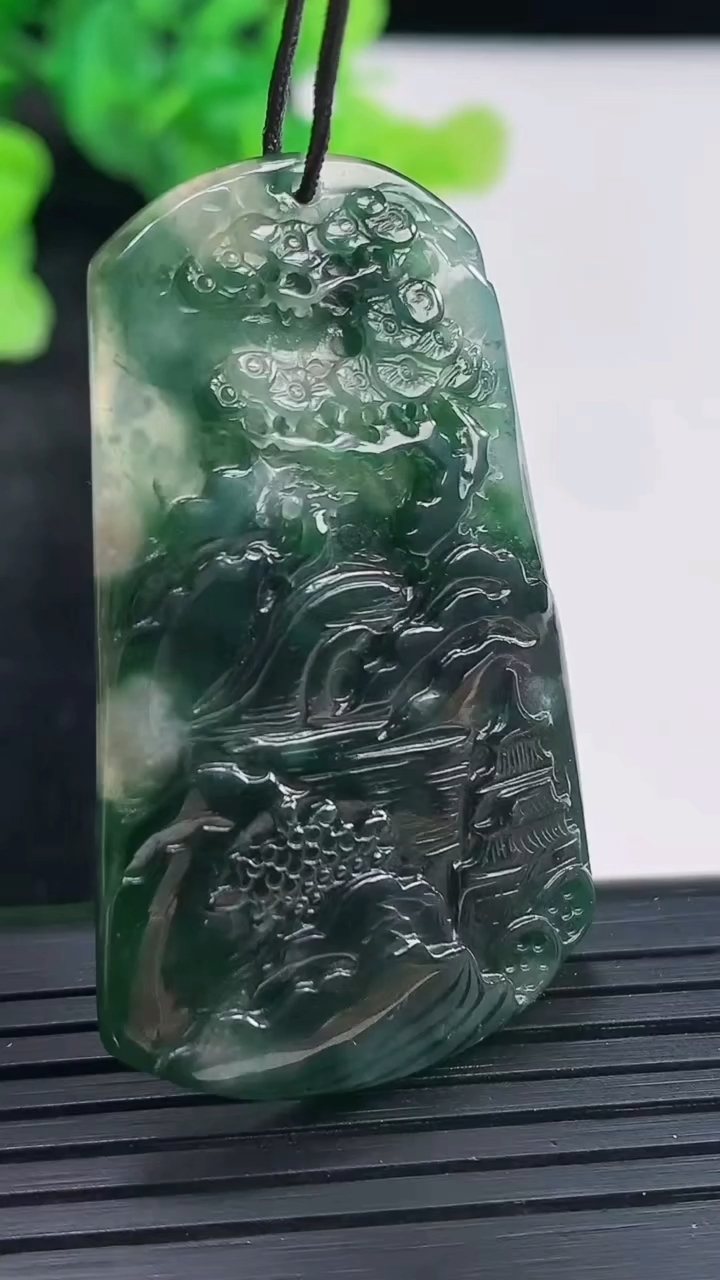 天然A货翡翠牌吊坠，尺寸47-28.5-5重量:13.78g
3月29日