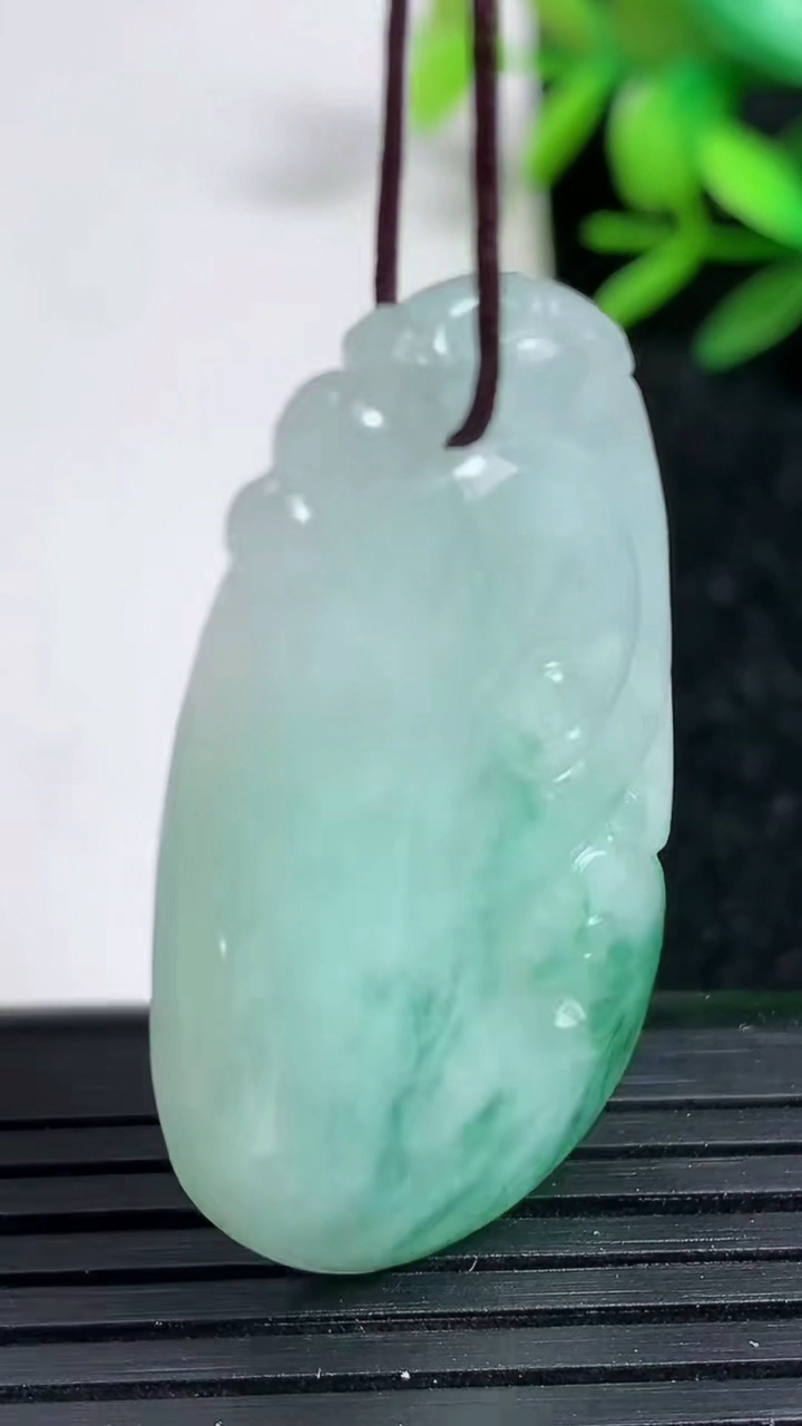 天然A货翡翠飘花如意吊坠，尺寸40.6-22.6-5.3，重:10.22g
3月29日