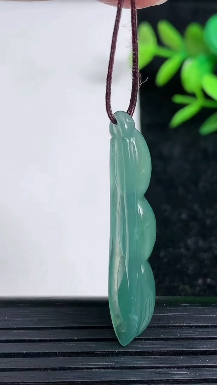 天然A货翡翠福豆吊坠，尺寸39-8.8-6.3，重:3.31g
3月29日