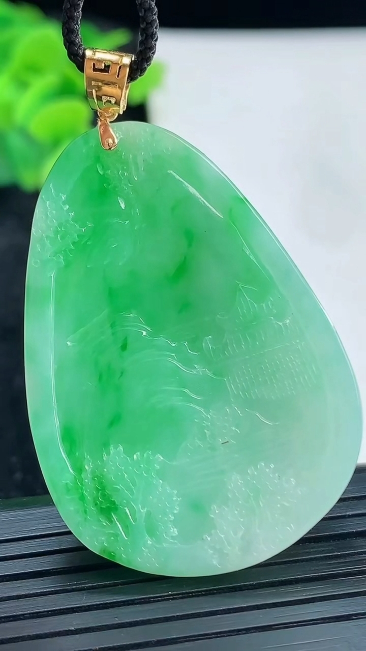 天然A货翡翠山水牌吊坠，尺寸45.5-32-7.5重量:20.94g
3月30日