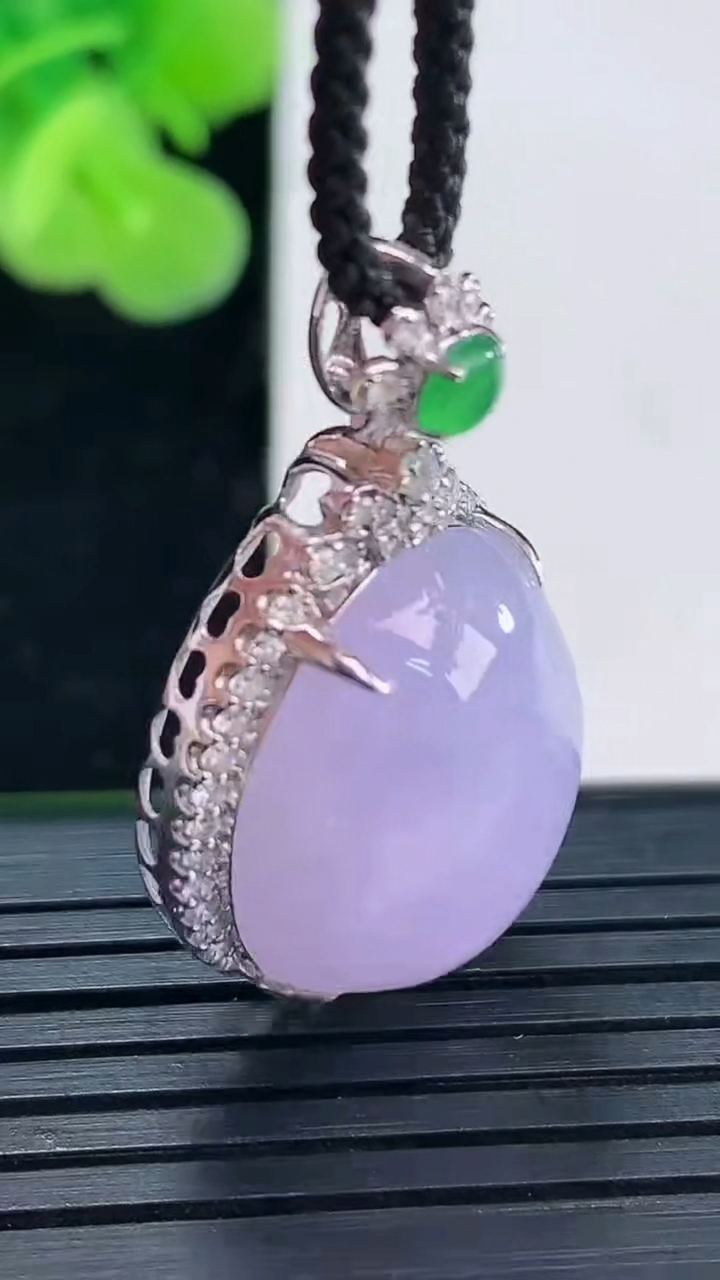 天然A货翡翠18K金紫罗兰蛋面吊坠尺寸30.8-18.3-12.8裸石18.8-15.8重量:7.53g
3月30日