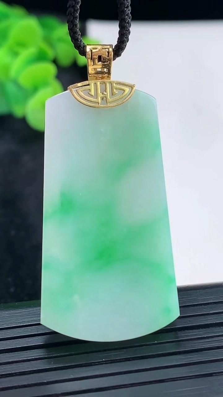 天然A货翡翠无事牌吊坠，尺寸43-22.6-5.2重量:14.63g
3月30日