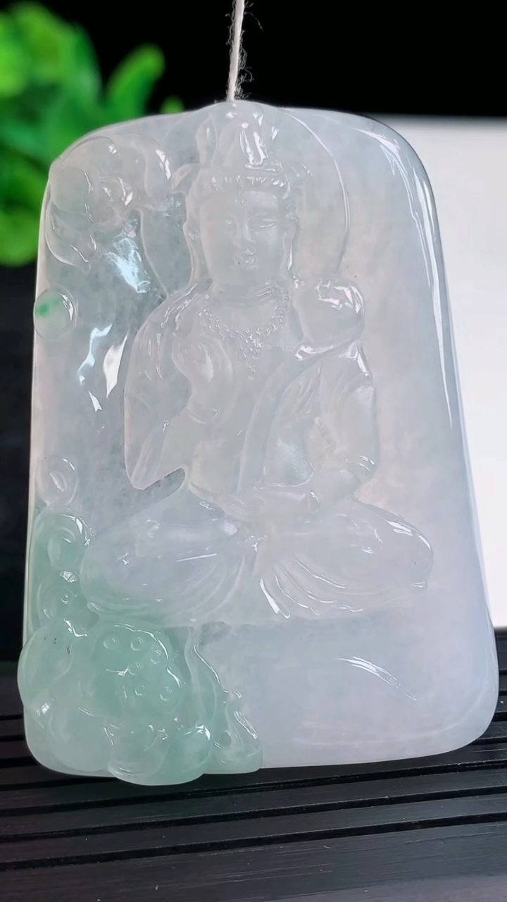 天然A货翡翠大势至菩萨吊坠，尺寸58-41.5-6重量:33.86g
3月30日