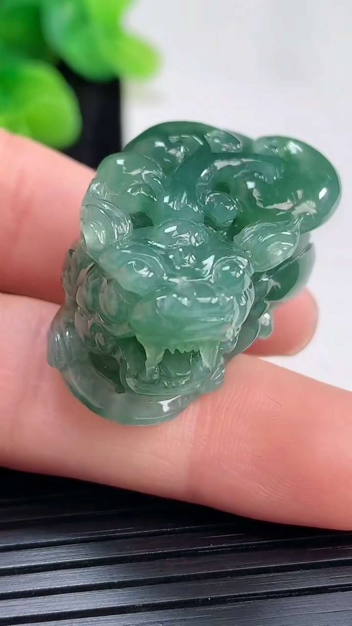 天然A货翡翠貔貅吊坠，尺寸30.5-19-16.5重量:20.83g
3月30日