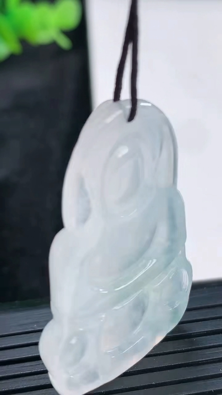 天然A货翡翠冰种飘花正装观音菩萨吊坠，尺寸42-27-5.5重量:11.68g
3月30日