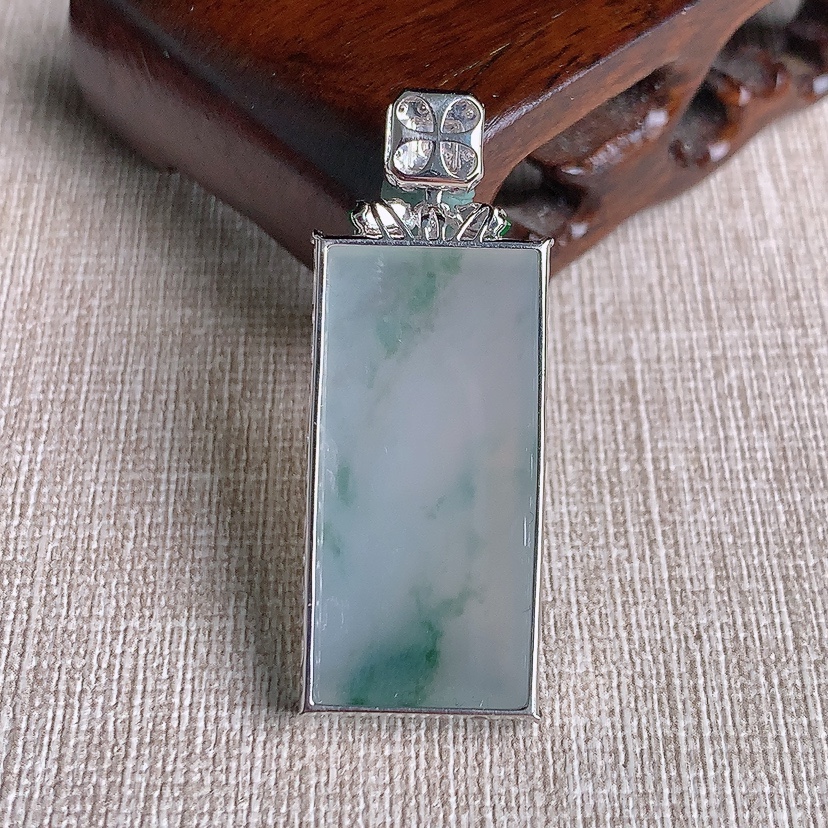 天然A货翡翠18K金伴钻镶嵌飘花无事牌吊坠 
尺寸41.8-31.8-16-6.3mm 重量7.90