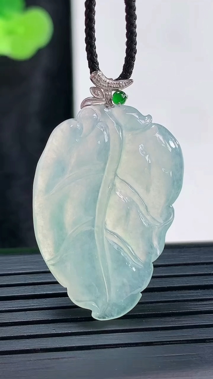 天然A货翡翠金枝玉叶吊坠，尺寸32-21.6-3.5重量:4.58g
3月30日