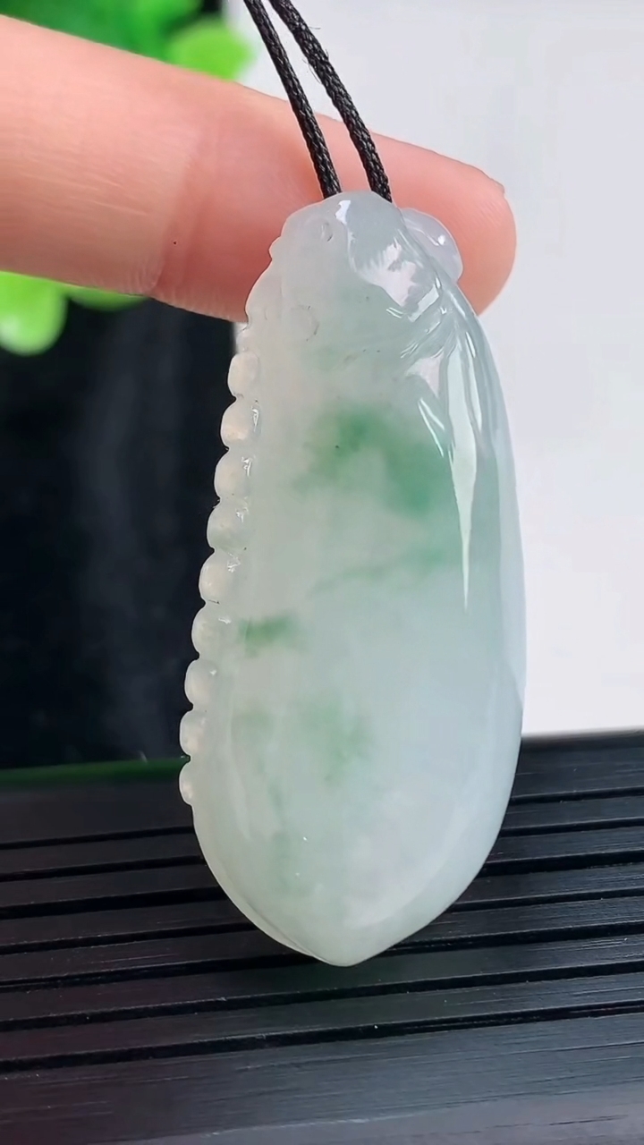 天然A货翡翠福瓜吊坠，尺寸41.5-19-10重量:14.71g
3月30日